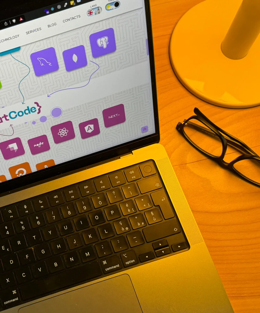 Developer presenting code on a screen, illustrating programming concepts in a collaborative environment.
